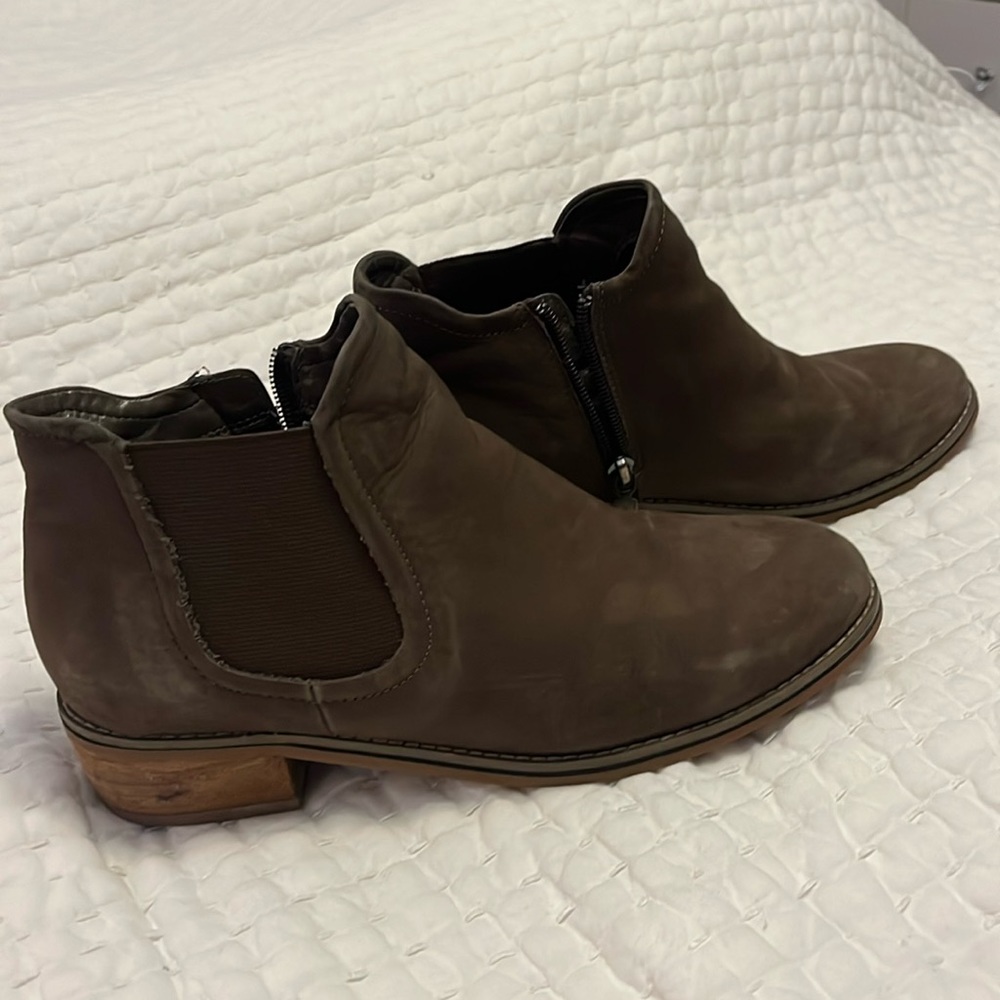 Blondo olive green chelsea boots